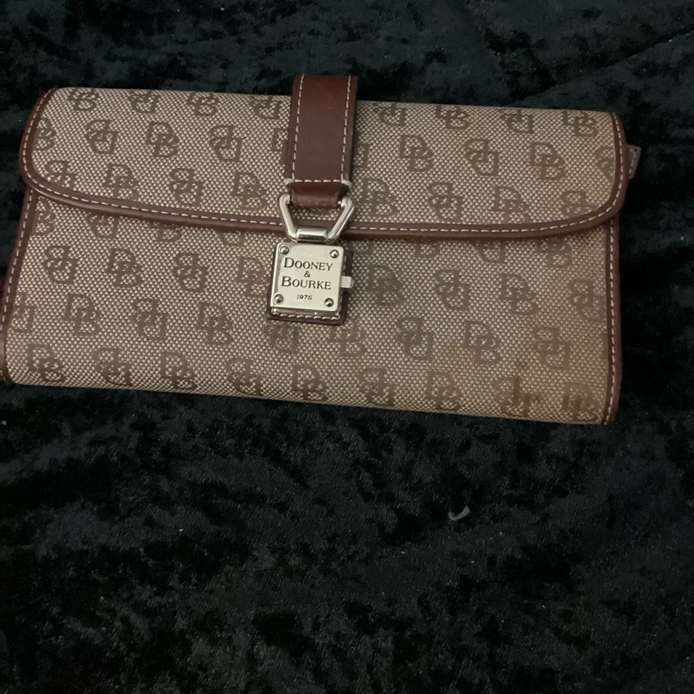 Dooney & Bourke Brown Signature 1975 Continental Wallet with Gold Plaque